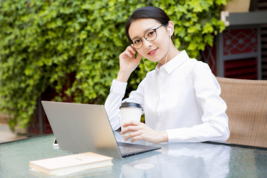 移动办公的年轻女性