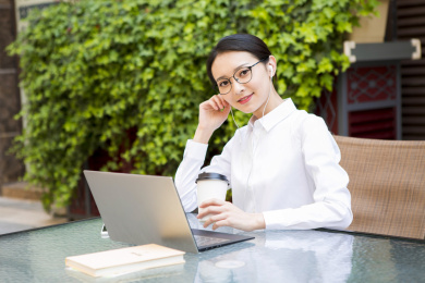 移动办公的年轻女性