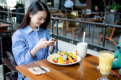 在西餐厅的年轻中国女性
