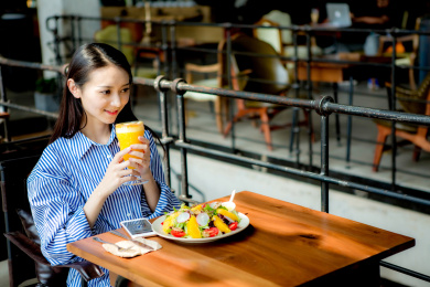 在西餐厅的年轻中国女性