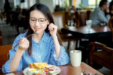 在西餐厅的年轻中国女性