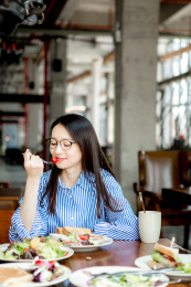 在西餐厅的年轻中国女性