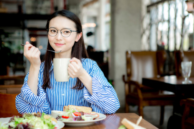 在西餐厅的年轻中国女性
