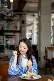 在西餐厅的年轻中国女性
