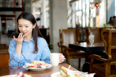 在西餐厅的年轻中国女性