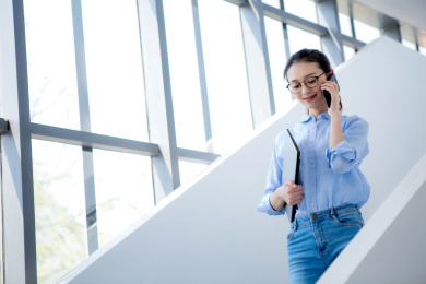 写字楼里的年轻白领