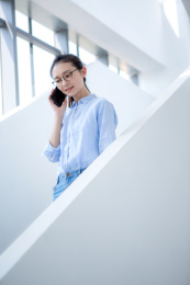 写字楼里的年轻白领