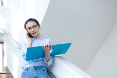 写字楼里的年轻白领