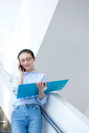 写字楼里的年轻白领