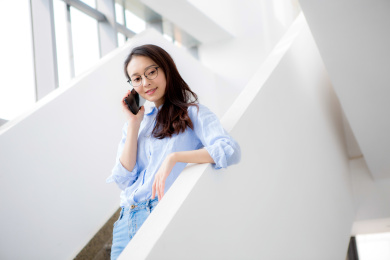 写字楼里的年轻白领