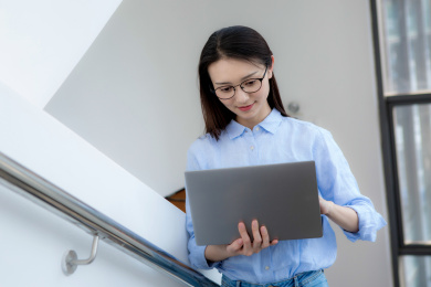 写字楼里的年轻白领