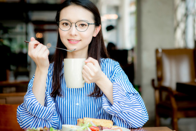 在餐厅里的年轻女性