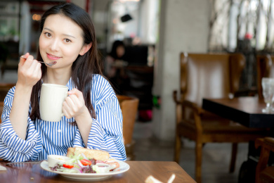 在餐厅里的年轻女性
