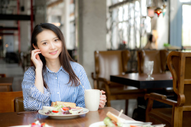 在餐厅里的年轻女性