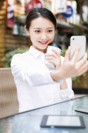 在自拍的白领女性