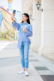 休闲状态的年轻女性