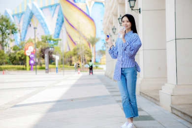 休闲状态的年轻女性