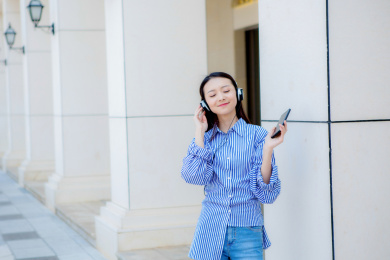 休闲状态的年轻女性