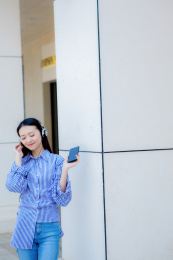 休闲状态的年轻女性