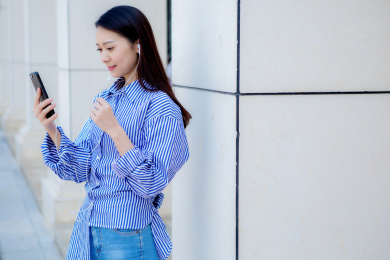 休闲状态的年轻女性