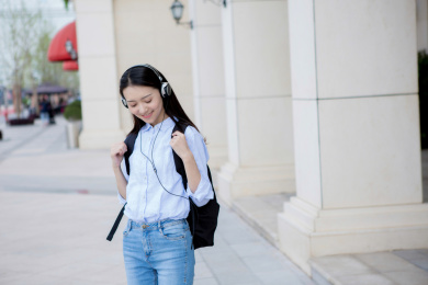 休闲状态的年轻女性