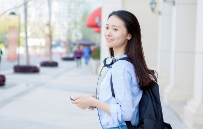 休闲状态的年轻女性