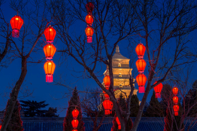 中国古典建筑大雁塔夜景红灯笼中国年