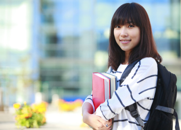 年轻的大学生在图书馆的肖像