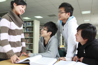 大学生在图书馆一起学习