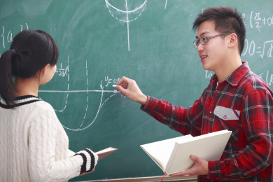 两个大学生在黑板前学习