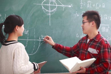 两个大学生在黑板前学习