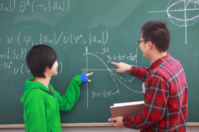 两个大学生在黑板前学习