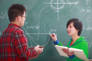 两个大学生在黑板前学习