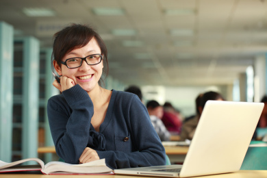 在图书馆一个漂亮的亚洲大学生研究