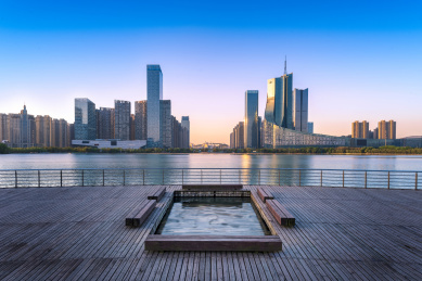 清晨安徽省合肥市天鹅湖畔合肥之门