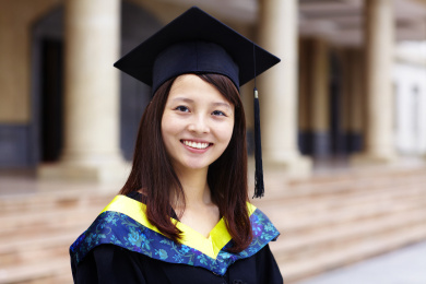 快乐的大学毕业生微笑相机