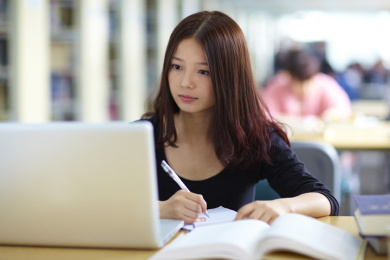 在图书馆校园使用笔记本电脑女性亚洲大学生