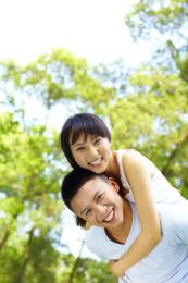 亚洲青年夫妇一起在公园里