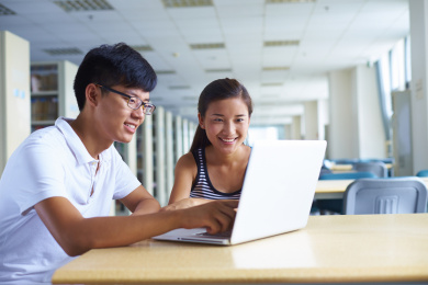 年轻的大学生在图书馆一起学习