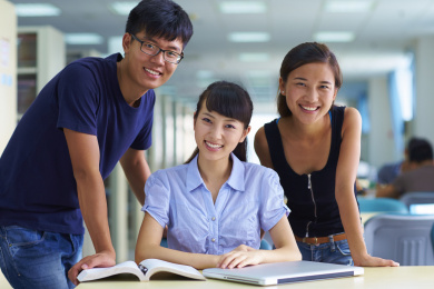 年轻的大学生在图书馆一起学习