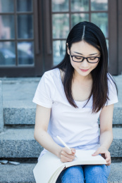 女大学生在校园