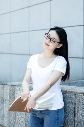 女大学生在校园