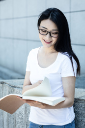 女大学生在校园
