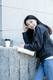 女大学生在校园