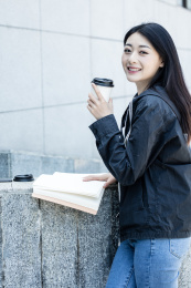 女大学生在校园