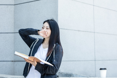女大学生在校园
