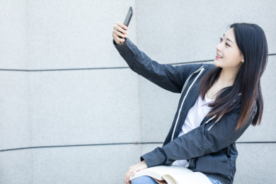 女大学生在校园