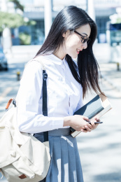 女大学生在校园