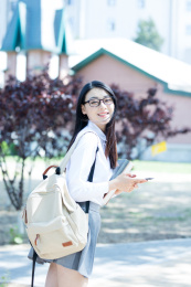 女大学生在校园