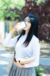 女大学生在校园